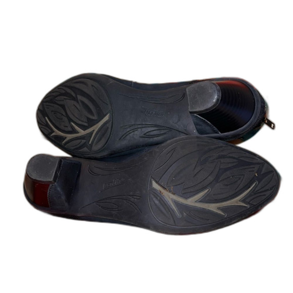 Earth heeled navy leather bootie. Criss cross buckle size 8 2.5” heel - Picture 5 of 9